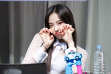 180721 목동방송회관 엘리스 혜성 2pic  #ELRIS #엘리스 #혜성 #양혜선 #HYESEONG | Girl bands, Beautiful people, Lab coat