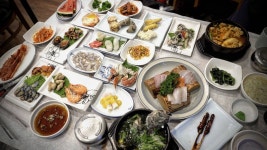 15000원짜리 알탕을 주문하면 이 모든 게 다 나옵니다...!(숙성회+해삼+멍게+낙지탕탕이+초밥 등) - 2023 | 게, 음식, 식품 아이디어