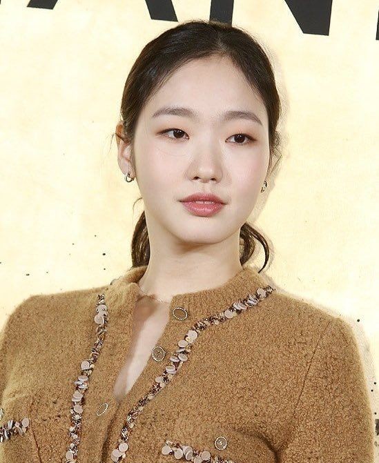 김고은, 영화 파묘에서 여우주연상 휩쓸며 감탄 받아