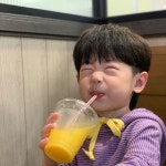 무서워하면 좋아하는 표정이 세상 귀엽다 ㅎㅎ 쪼꼬만 이에 치킨도 꼈다.... 치카하자 치카 | Niños bonitos, Niños asiáticos, Niños