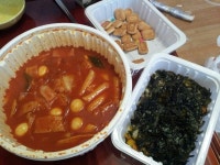 마초 떡볶이. 프랜차이즈 떡볶이집이 아닌 동네 떡볶이집에서 개발한 메뉴인데 근래 먹어본 떡볶이중에 당연 최고.
