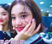 더쿠 - 무대 위 말고 무대 밑에서 꽁냥대는 스테이씨.gif