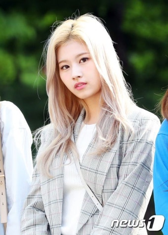 트와이스 사나, SNS 논란 후 야윈 얼굴 | Women, Long hair styles, Hair styles