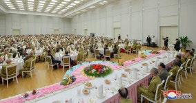 조선로동당 중앙위원회가 제5차 전국로병대회 참가자들을 위한 경축연회 마련 | Table decorations, Decor, Home decor