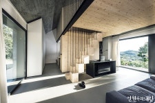 [BY 월간 전원속의 내집] 지역적 특성에 따라 오래 전부터 석조주택이 대부분이던 땅. 그곳에 지어진 2층... | 집 디자인, 소형 집, 계단 디자인