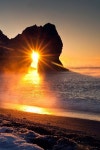 Gorgeous sunbeams caught through an oceanside rock. | 자연, 아름다운, 바다
