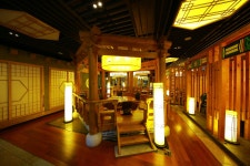 K-Turtle Geogujang Restaurant  정자를 모티브로 지어진 한식당에 멋들어진 좌석