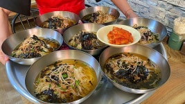 1,000원 국수 실화입니까?! 20년간 가격을 올리지 않은 대혜자 국수집 $0.7 noodle soup / Korean street food | 전세계, 여행, 국수