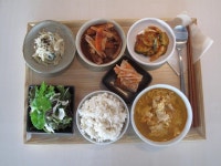 2011년 11월 15일 화요일 그때그때밥상 입니다.오늘의 밥상 따끈담백 칼칼한 순두부찌개, 무나물.오이무침에,오징어 볶음.^^김치와 샐러드는... 