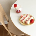 날이 흐리니 사진도 흐리다 후르츠산도 이번엔 히비스타일로 사진찍는 내옆으로 빵에 묻은 생크림을 꼭먹겠다는 의지의 미미가 있었다 나는... 