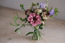 스튜디오_달루즈 on Instagram: “_처음의 기억이 즐거웠기를... handtied #bouquet #naturalbouquet #flowe… | 꽃, 스튜디오, 라넌큘러스