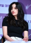 “You may look clumsy, but…” Chong Jong-seo unveils Khans departure route | 여성, 배우, 한국 배우