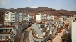 집합주택에 있는 민원기님의 핀 | 테라스 하우스, 건축, 현대 건축