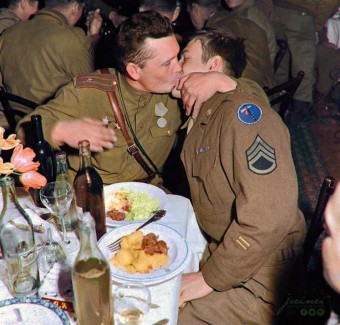 A Soviet Major and a US Staff Sergeant taking part in a Socialist fraternal kiss which was a sign of camara… | Мировая...