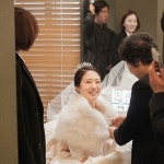 내가 또 흐뭇한 엄마미소로 우리 예쁘고 고왔던 소영신부님을 보고 있었네.  웃는 모습이 참 예뻤던 우리 신부 단아한 로우업에 티아라가... 