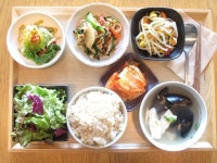 2013년 2월 2일 토요일 그때그때 밥상입니다. 시원한 두부홍합탕, 봄을 기다리는 봄동된장무침, 든든한 부추고기잡채, 오동통한 콩나물 무침... 