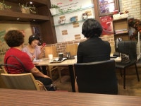 고려청자 전수자인 민혜경도예가에게 제품설명을 하는 남진희원장.. 충남당진 싱히버스터미날에 있는 cafe Tone 주네스서포트룹... 