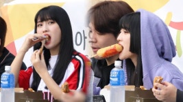 190414 트와이스(TWICE) 모모(Momo) 치킨 핫도그 먹방 Mukbang [잠실야구장] 4K 직캠 by 비몽  2019.04.14 프로야구 KBO 리그 LG vs... 