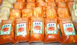 조선김치찜성 | 세계적인 건강식품으로서의 당당한 자리를 차지하는 조선김치 -류경김치공장--《조선의 오늘》 | 간식, 식품 아이디어