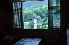 지리산 산채정식 전문점 연화정본관안 창으로 보이는 입구...20130625(이미지 포함) | 입구