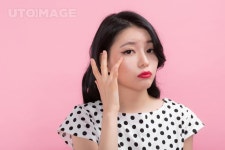 우먼쇼핑 090 PHO659, 유토이미지, 사진, 여자, 생활, PHO659a, 한국, 동양, 아시아, 동양인, 한국인, 실내, 누끼, 스튜디오, 컨셉, 레트로... 