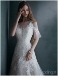 까끄숑헤어드레스 | 이노웨딩의 아티스틱한 웨딩드레스를 입은 꿈속의 그녀. -2designed by INNO WEDDING헤어밴드 앙뜨티아라 앙뜨헤어밴드, 링, 브레이슬럿...