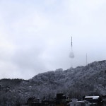 간 밤에 살짝 내린 눈으로 멀리서 보는 남산 자락이 하얗다 - 2020 | 눈
