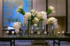 화이트 카라, 수국, 호접란, 아이비로 연출한 리셉션홀은 모던한 스타일로 고급스러워요. | Hotel flower arrangements, Opulent... 