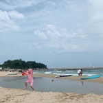 없네   #물쫄보와물개#동산해수욕장#떠블리  1124days  딸은 바다에 들어갈 생각이 전혀 없고 아빠는 바다에서 나올 생각이 전혀 없네... 