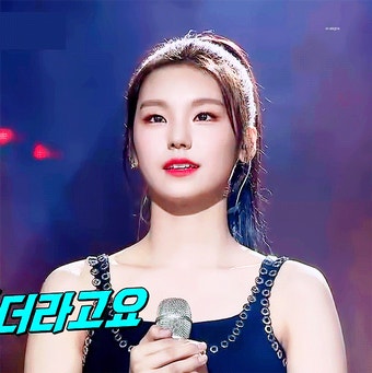 더쿠 - 데뷔전엔 청순하고 귀여웠던 ITZY(있지) 예지 데뷔전.gif