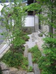 Attractive front entrance with little to no upkeep. #JapaneseGardening | 정원 가꾸기, 일본 정원, 작은 정원