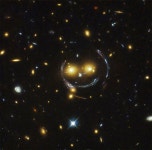 aglomerado de galáxias SDSS J1038 + 4849, que formam um desenho muito parecido com o famoso smile, rosto sorridente. Na verdade, é um... 