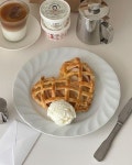 yuka 홈카페 홈인테리어 on Instagram: 🥧🤍... 홈인테리어 on Instagram: 🥧🤍🍨 ハートのアップルパイ作ってみた👩🏻‍🍳 @malou_icecream... 