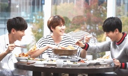 [Vyrl] SUPERJUNIOR : 한류의 중심에 서 있는 세 남자, #슈퍼주니어 #이특 #규현 #예성 이들이 송파 가락몰에 등장한 사연은? 최근 송파구청