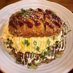 오무카츠 소바메시(オムカツそばめし) 후쿠오카 야쿠인에 있는 와라우카도(笑うかど)의 인기 메뉴... 고베 명물음식인 소바메시 위에 오믈렛을... 