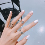 선영이 손이 참 곱네 #whitenails | 프렌치 네일 디자인, 건강한 손톱, 하얀 네일