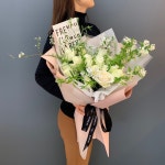 FRENCH FLOWER SHOP LA REVE 라레브 on Instagram: “꽃을 디자인하다. THE FRENCH FLOWERSHOP LA REVE . 화이트한 색상의 장미... 