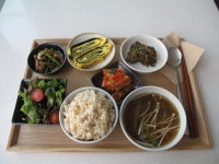 신선한 샐러드와 새콤한 김치에 자연풍으로 건조한 건새우 마늘쫑볶음 + 고소한 김계란말이 + 매콤새콤한 미나리취나… | Thức ăn, Bữa ăn