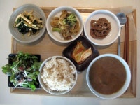 향 좋은 베이컨 카레볶음 + 새콤한 무파래무침 + 짭짤한 연근조림에 신선한 샐러드 + 잘익은 김치 + 구수한 된장국 + 건강한 현미밥입니다.... 