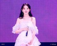 여신과 옆집 누나를 오갔던 아이유 콘서트 복장
