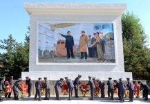 위대한 수령님들의 영상을 형상한 모자이크벽화를 모시였다 ^ -신성천기관차대에서-