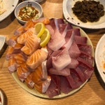 바다회사랑 - 홍대입구역 해산물 요리 | 맛집검색 망고플레이트 | 식품 아이디어, 미적 음식, 카페 음식
