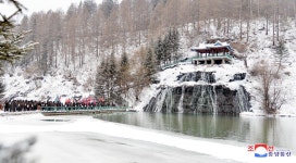 전국청소년학생들의 백두산밀영고향집에로의 답사행군 진행