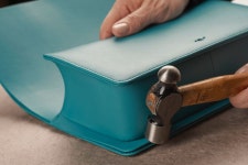 샤넬 백 공방 방문기 | 마리끌레르 | 수제 가죽 가방, 가방 패턴, 샤넬 가방