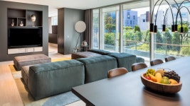 안다즈 서울 강남만의 편안하고 현대적 분위기를 살린 독창적인 객실 및 스위트에서 럭셔리한 휴식을 즐겨보세요. | 유아용 침대, 암막 커튼, 침대