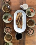 맘에 걸렸더랬다 특히 외부인앞에 내놓는 밥상은 더욱 그렇다 코로나19 때문에라도 젓가락 거리두기 실천 공동체를 운운하는 요즘 공동체를... 