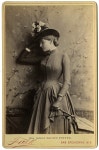 Beautifully styled, great pose. x HCora Urquart Brown-Potter, American stage actress - c. 1880s SyTyCs. | 패션 아이디어... 