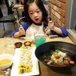 오늘의메뉴는스팸마리김밥과냉모밀 하늬와제가너무사랑하는스쿨푸드! 대구에도있으면....ㅠㅠ집근처에... 정말좋겠지말입니다 맛!점!... 