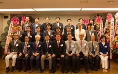 경희대한의대 동문회모임에서  경희대한의대 동문회모임에서 동문회장님의 유기덕회장님의 이임과 이범용회장님의 취임의 자리였습니다..... 