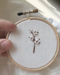 겨울에 참 예쁜 목화꽃 _ _ #프랑스자수#자수#자수타그램#자수소품 #handstitched#ししゅう#刺繡#대전프랑스자수#대전#핸드메이드#취미... 